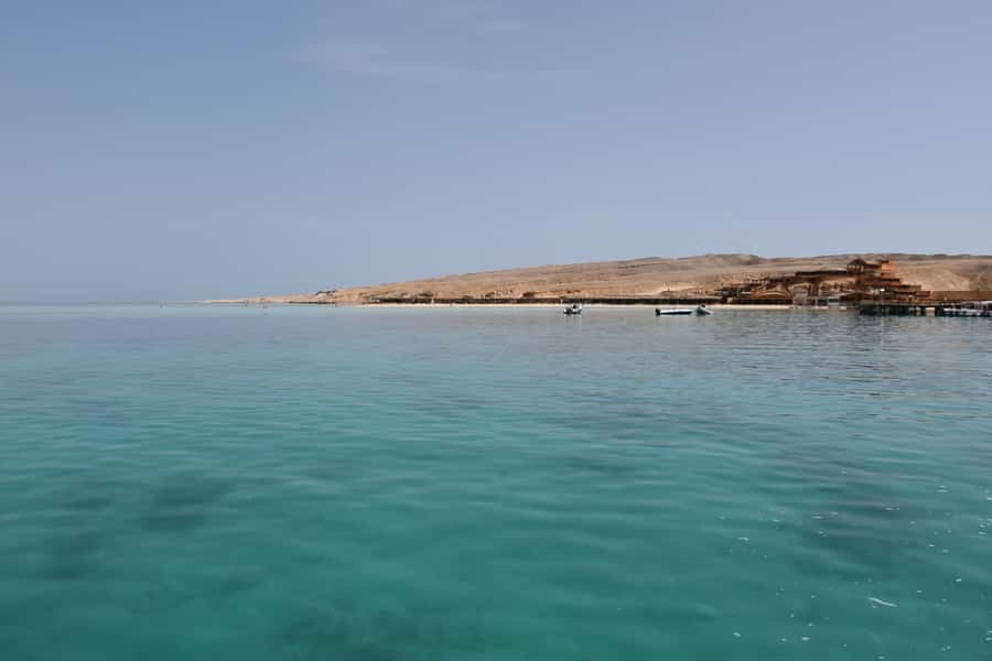 Hurghada: Luxury Giftun island w/snorkeling/lunch & Massage - Crew, languages, and organization