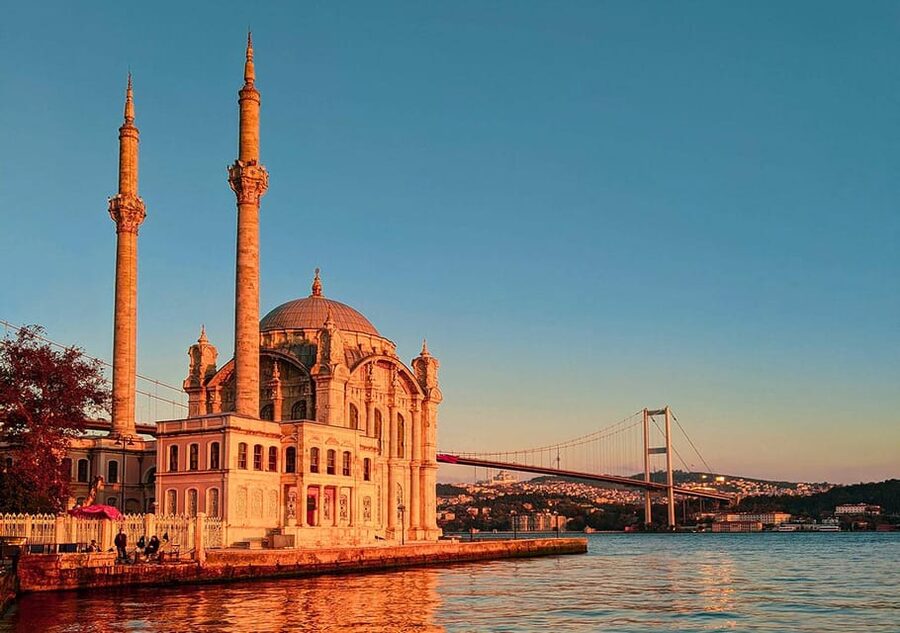 Istanbul: Bosphorus Cruise by Luxury Yacht - Beylerbeyi Palace and the return south