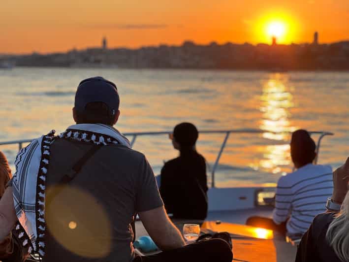 Istanbul: Bosphorus Sunset Cruise on a Luxury Yacht - Why the Bosphorus is Istanbul’s best evening stage