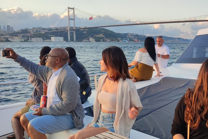 Istanbul Bosphorus Sunset Cruise on Luxury Yacht - Kuleli, Beylerbeyi, Üsküdar, and the Maiden’s Tower