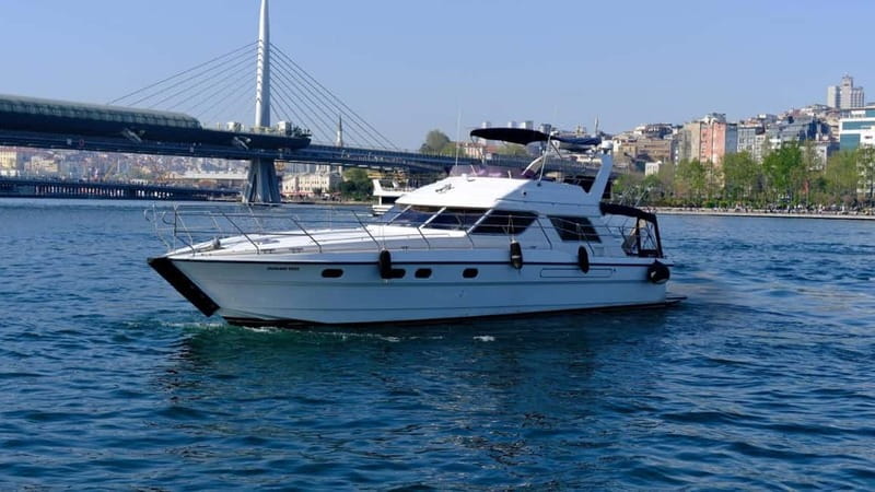 Istanbul: Luxury Yacht on Bosphorus - A private hour between two continents