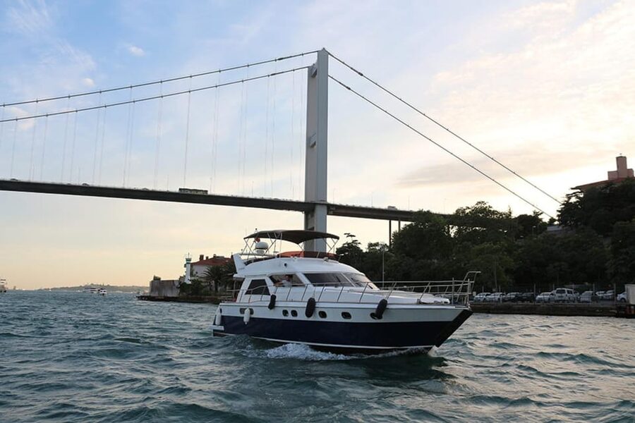 Istanbul: Luxury Yacht Tour at Sunset w Snacks - Why This Bosphorus Cruise Works Well at Sunset
