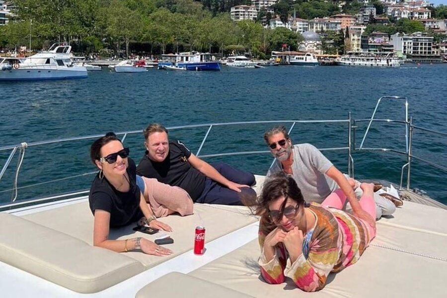 Istanbul: Luxury Yacht Tour at Sunset w Snacks - Crossing the Bosphorus Between Two Continents