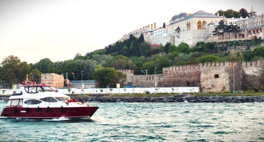 Istanbul: Old City Tour and Luxury Sunset Bosphorus Cruise - Grand Bazaar and the reality of a group visit