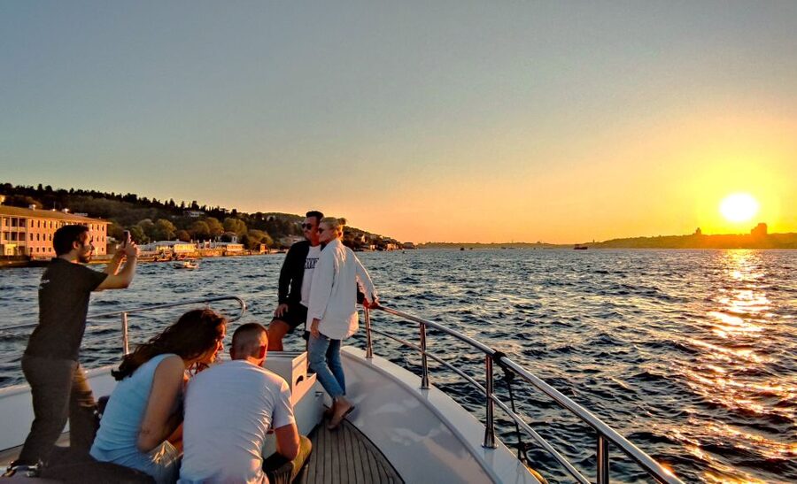 Istanbul: Old City Tour and Luxury Sunset Bosphorus Cruise - Sultanahmet Square and the Roman hippodrome