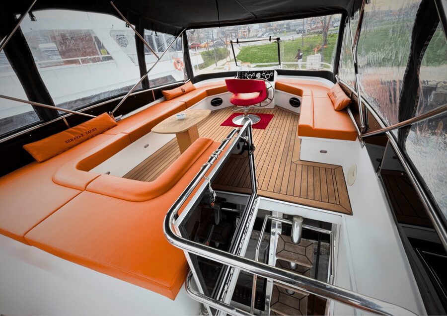 Istanbul: Private Bosphorus Cruise on Luxury Yacht - The first views: Galata Bridge and Golden Horn
