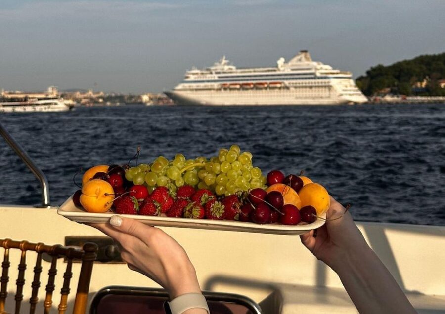 Istanbul: Small-Group Luxury Yacht Sunset Cruise w/ Snacks - Maiden’s Tower and the return toward the Golden Horn