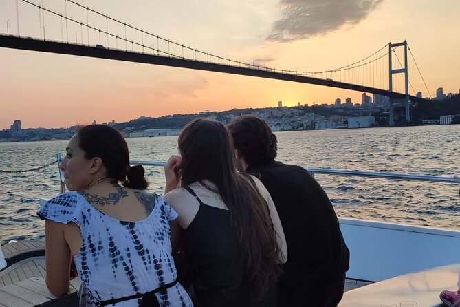 Istanbul Sunset Cruise on Luxury Yacht - Guided Group Cruise - Anadolu Hisarı, Beylerbeyi, and Üsküdar