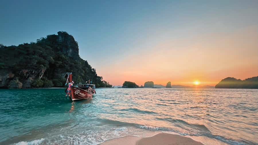 Krabi: Luxury Sunset Cruise to Hong Island Private Tour - Hong Island: beach time with an optional viewpoint