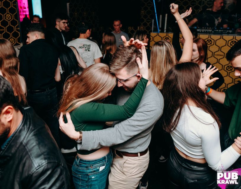 Krakow: Pub Crawl 1H Open Bar, VIP Entry & Welcome Shots - Who will enjoy this Krakow night out