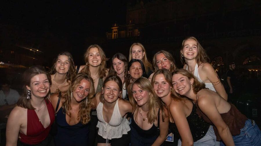 Krakow: Pub Crawl 1H Open Bar, VIP Entry & Welcome Shots - The first hour: where the $31 ticket earns its keep