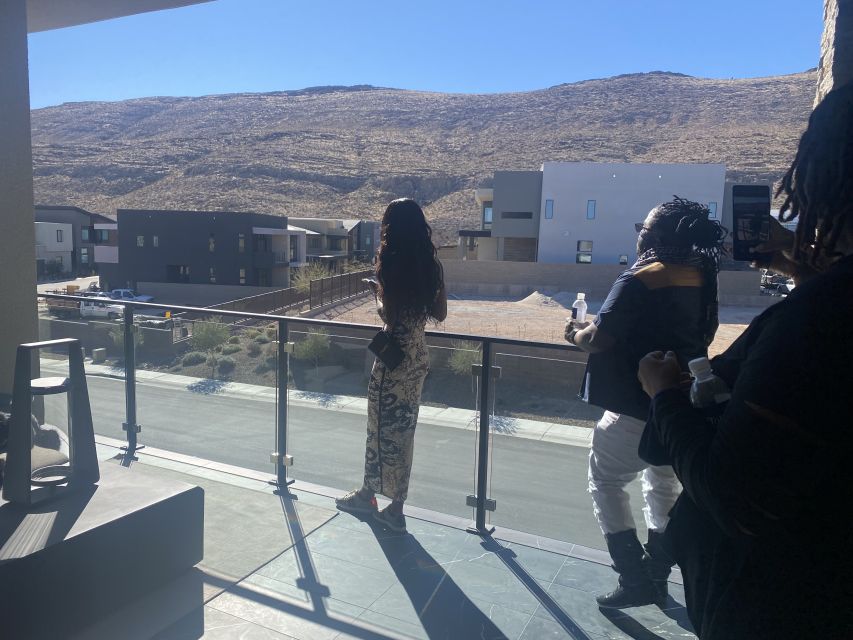 Las Vegas: Luxury Home Tour with Snacks and Drinks - Design trends explained by a local guide