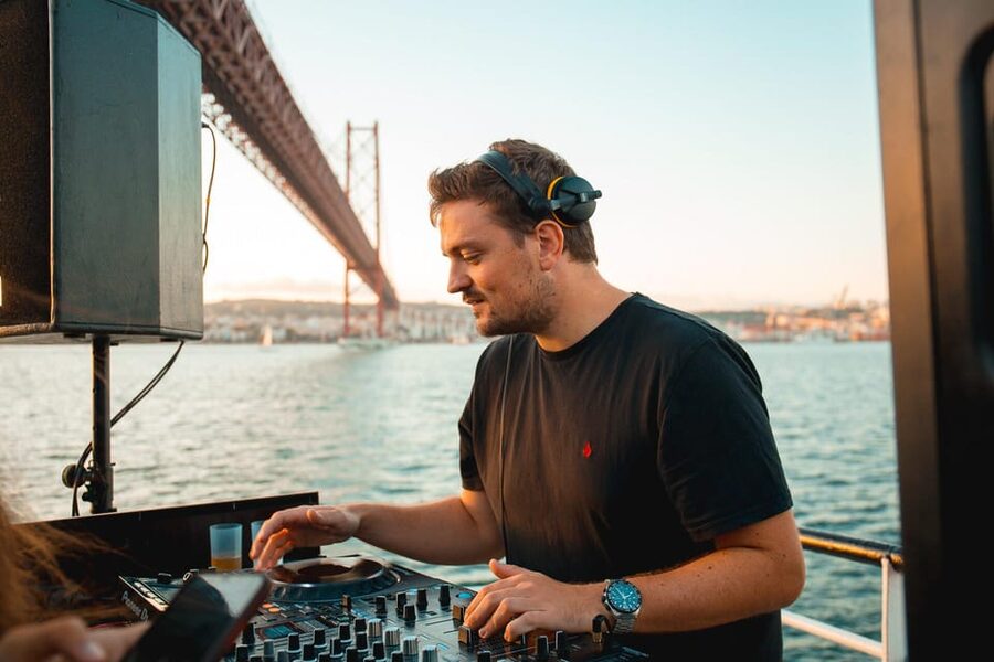 Lisbon Boat Party - Live DJ & Afterparty with VIP Club entry - The first hour on the Tagus River
