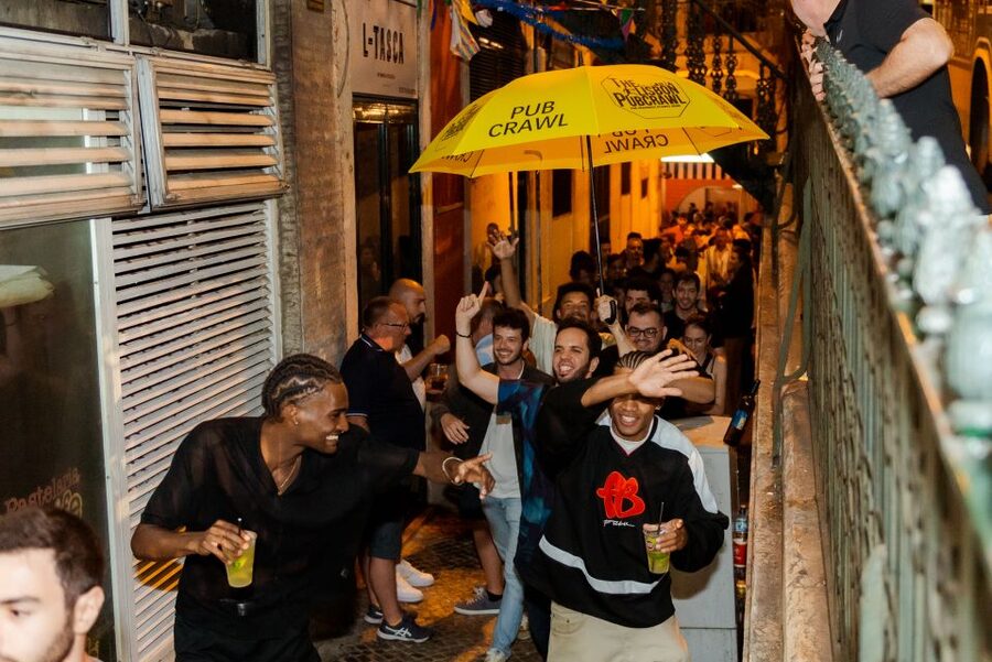 Lisbon PinkStreet Pubcrawl: 1hOpen Bar, Shots,VIP Club Entry - The first bar: a welcome shot and quick introductions