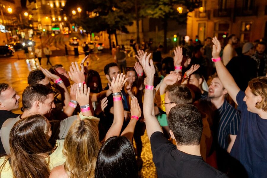 Lisbon Premium Pubcrawl: 1h Open Bar, Shots, VIP Club Entry - Starting at Praça Luís de Camões