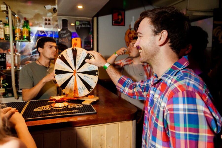 Lisbon Premium Pubcrawl: 1h Open Bar, Shots, VIP Club Entry - Dress code and practical preparation