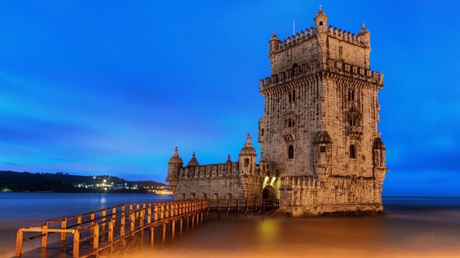 Lisbon: Private Luxury Tour to Belém, Cristo Rei and Alfama. - Returning to old Lisbon by way of Praça do Comércio