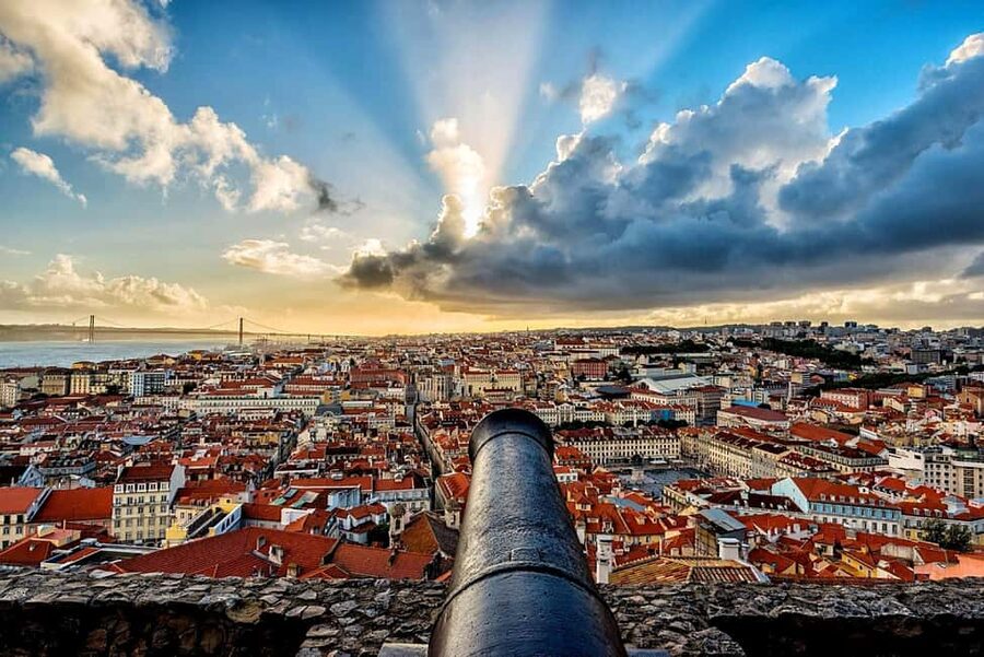 Lisbon: Private Luxury Tour to Belém, Cristo Rei and Alfama. - What the private car and guide add