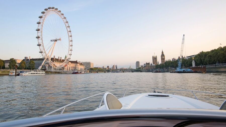 London: 2 hour private luxury Thames boat cruise / hire - What a private Thames yacht cruise feels like