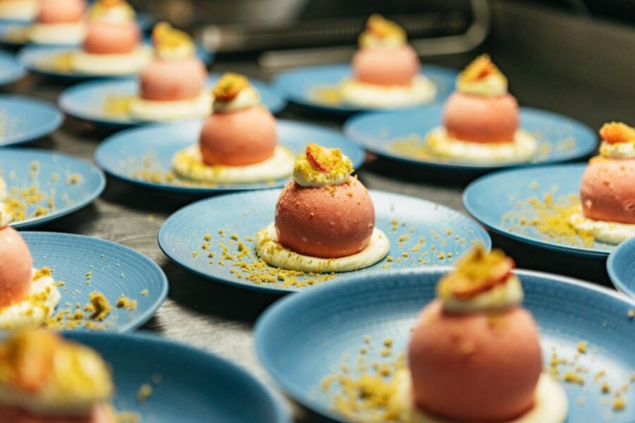 London: 6-Course Gourmet Dinner on a Luxury Coach - Who should book this London dinner bus?