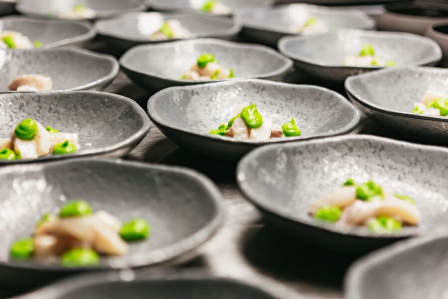 London: 6-Course Gourmet Dinner on a Luxury Coach - A six-course dinner that keeps London moving
