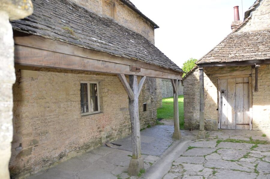 London: Downton Abbey Countryside Black Taxi VIP Tour - The countryside pub lunch stop