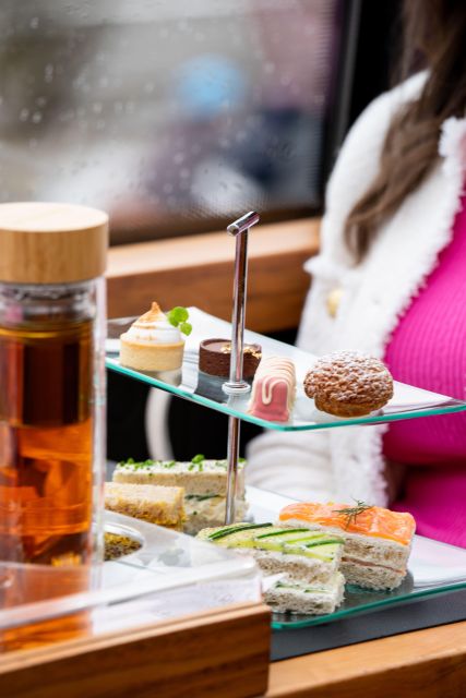 London: Traditional Afternoon Tea Tour in a Luxury Coach - The audio guide helps connect the sights