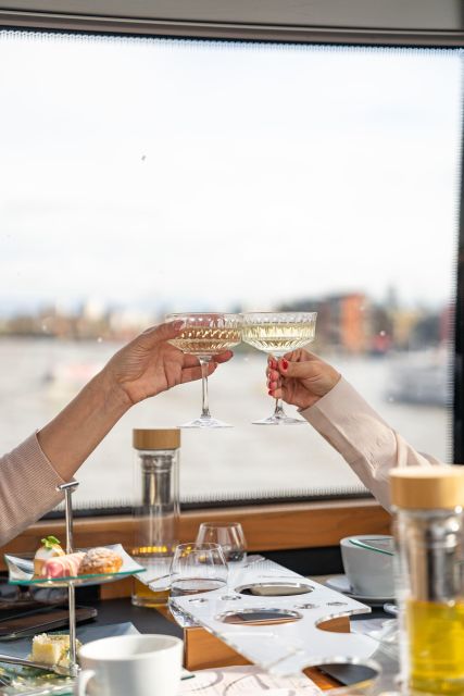 London: Traditional Afternoon Tea Tour in a Luxury Coach - Who will enjoy this most?