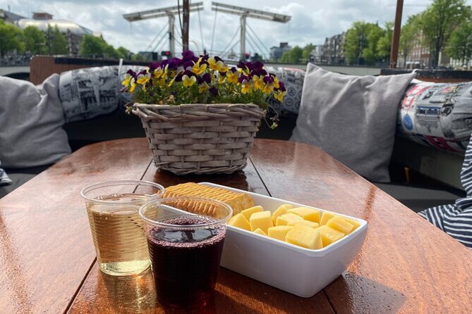 Luxury Amsterdam Canal Cruise – Unlimited Cocktails Included (1H) - Starting in Amsterdam’s oldest quarter