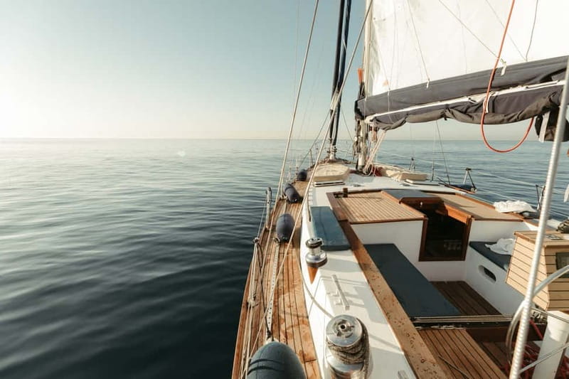 Luxury and exclusive sailing tour with private service - Choosing the right time of day