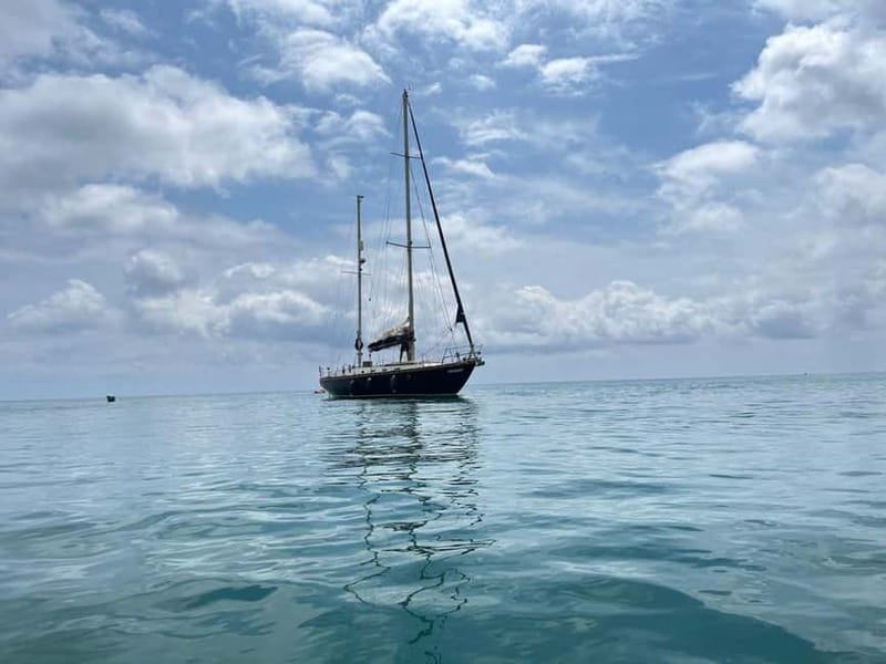 Luxury and exclusive sailing tour with private service - The boat is part of the experience