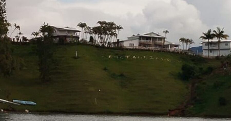 Luxury boat ride - Guatapé - A captain who helps make the hour personal