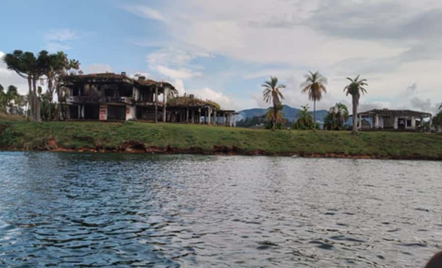 Luxury boat ride - Guatapé - Leaving Guatapé town for the reservoir
