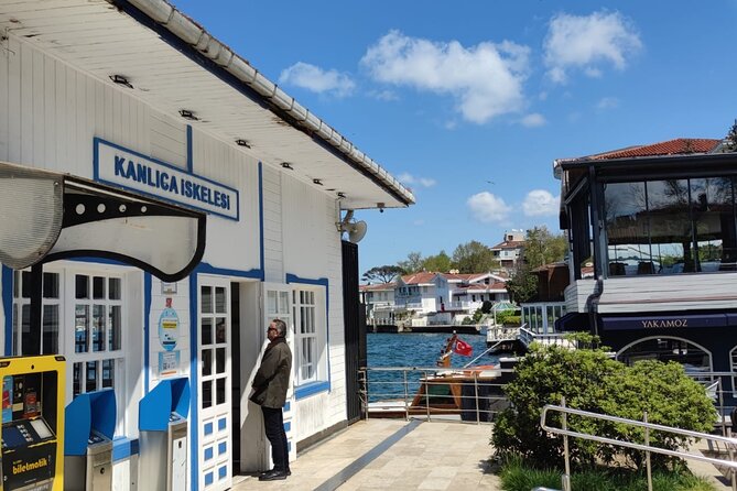 Luxury Bosphorus Yacht Cruise – Stopover in Asian Side - Why the guide matters on this route