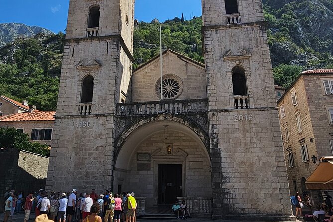Luxury Day tour to Montenegro - The private vehicle and the value of the price