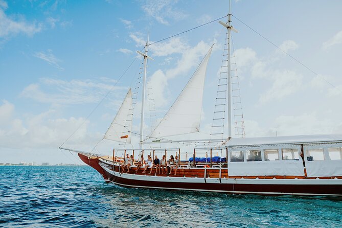 Luxury Four-Course Caribbean Dinner Cruise Experience - Sailing west as Aruba turns gold