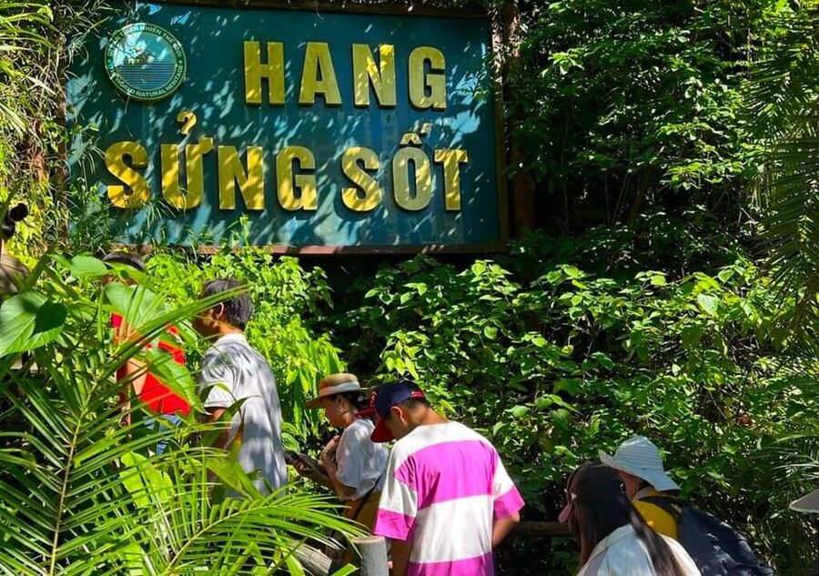 Luxury Ha Long Symphony Day Cruise With Lunch, Cave & Island - Luon Cave by kayak or bamboo boat