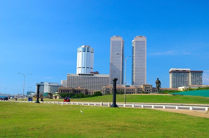 Luxury Night Cycle Tour of Colombo - Independence Square sets the tone