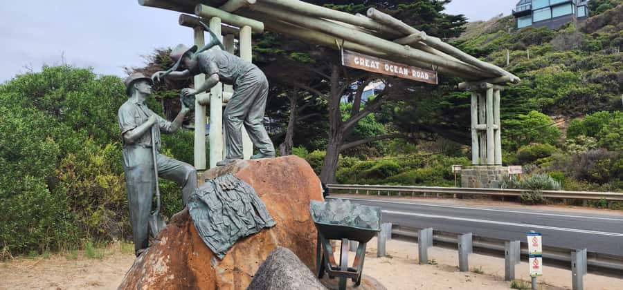 Luxury Private Great Ocean Road Tour – Up to 14 Guests - What the guide adds to the day