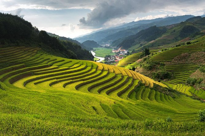 LUXURY SAPA TOUR 2D1N -Stay At 5 Star Hotel-Transfer by sleep bus - What makes the guide important