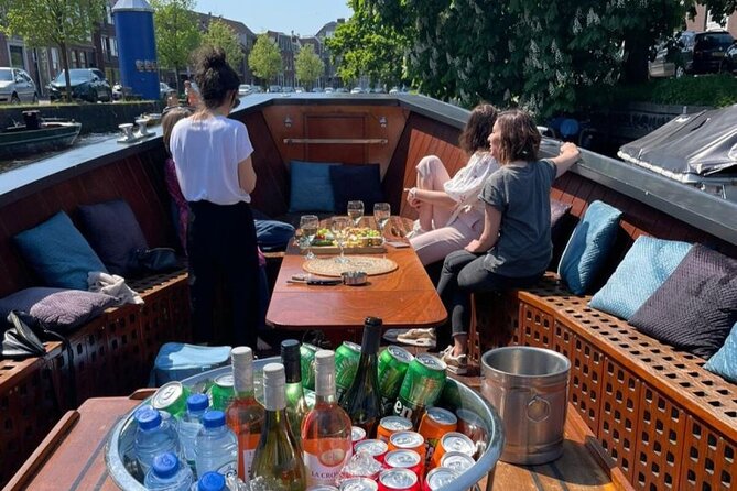 Luxury Shared Canal Tour with live guide - What the small boat format adds