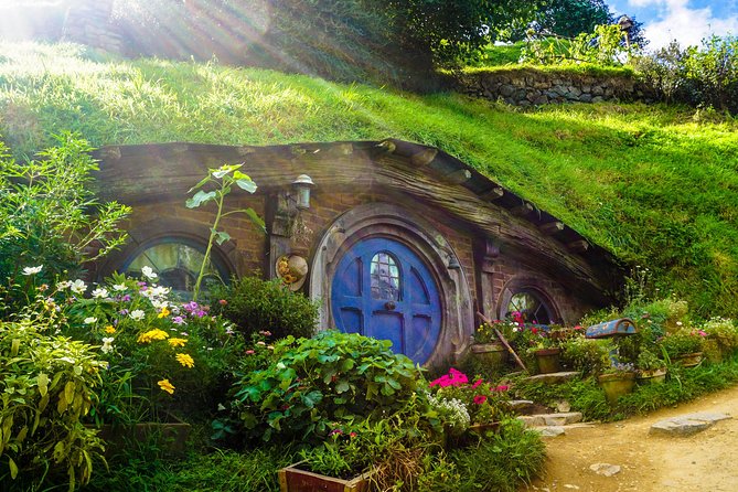 Luxury Small group tour from Auckland to Hobbiton Movie Set - Is $775.72 per person a fair price?