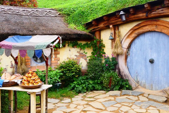 Luxury Small group tour from Auckland to Hobbiton Movie Set - From Auckland to Matamata through three distinct regions