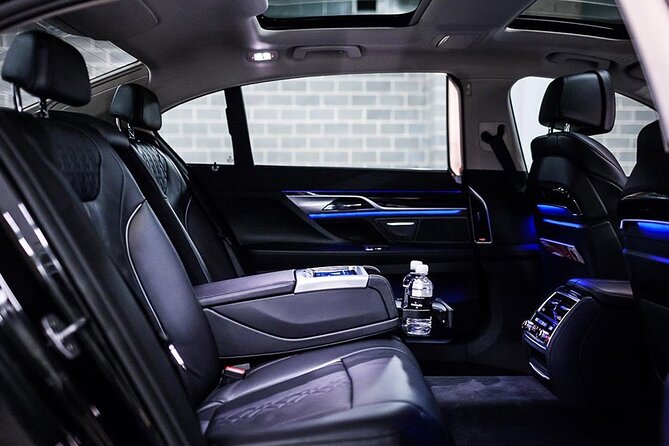 Luxury Sydney Airport Arrival Transfer - Sedan/SUV - The chauffeur can shape your first Sydney hour