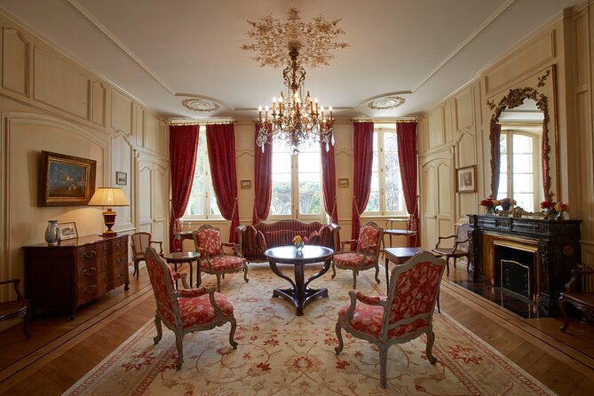 Luxury Tour of Château de La Dauphine - Walking through the château and park