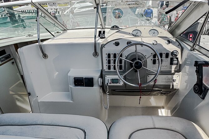 Luxury Yacht Charter and Arch Tour in Cabo San Lucas - A private yacht from Cabo Marina