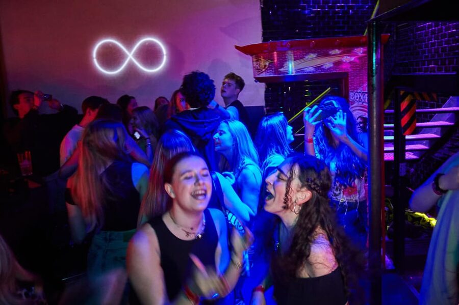 Lyon: Riviera Bar Crawl Party with Free Shots and Vip Entry - Moving through three bars and clubs