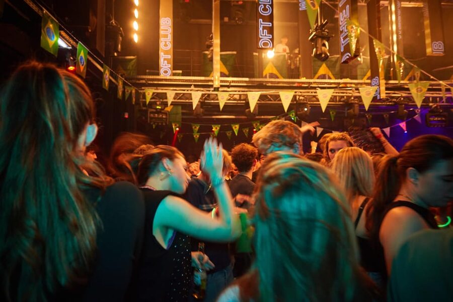 Lyon: Riviera Bar Crawl Party with Free Shots and Vip Entry - What the guides add to the night