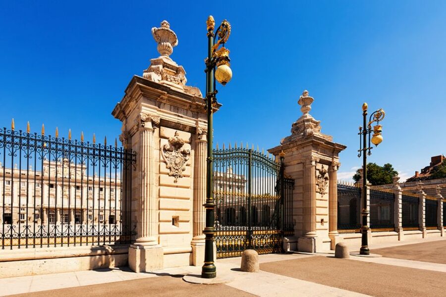 Madrid: Royal Palace VIP Tour with Skip-the-Line Ticket - A guide makes the difference