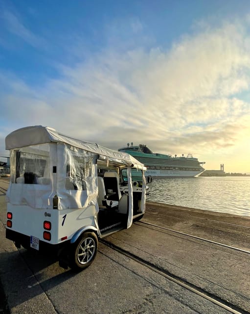 Malaga: VIP private Tuk Tuk tour - Finishing at the Port of Malaga